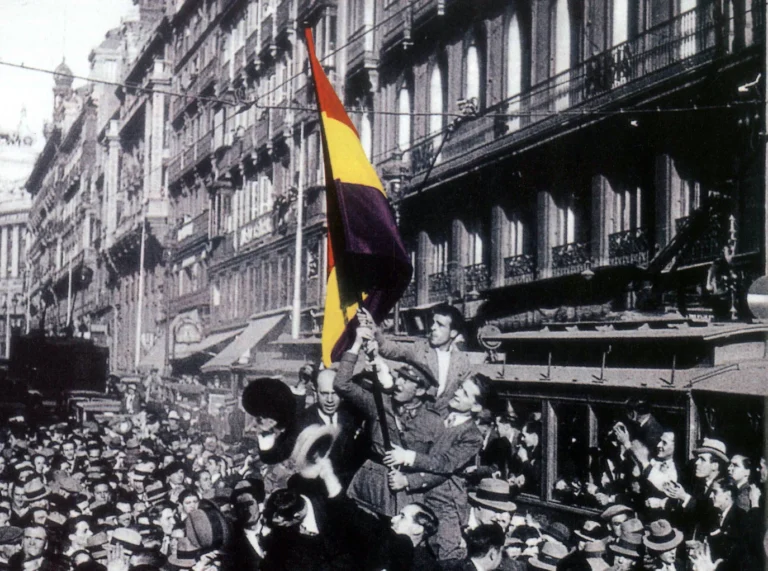 Fig. 1 Manifestación republicana en Madrid el 14 de abril (foto Piortiz, col. Monasor).