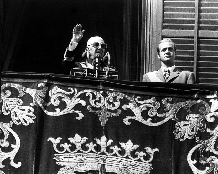 Franco-y-el-principe-Juan-Carlos-696x557