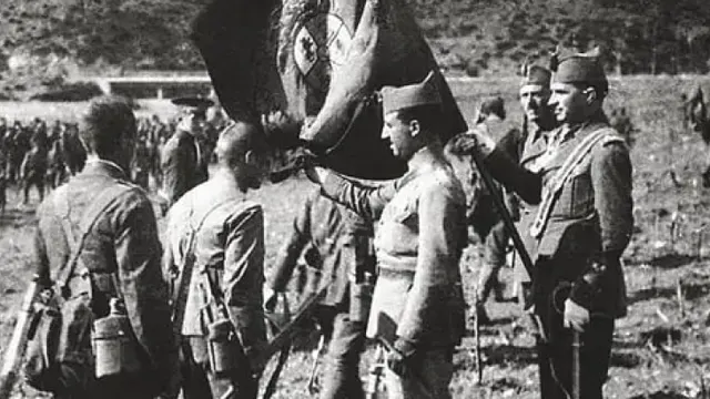 comandante-franco-primera-jura-bandera-legion-derecha-mirando-ensena-nacional-teniente-coronel-millan-astray_60