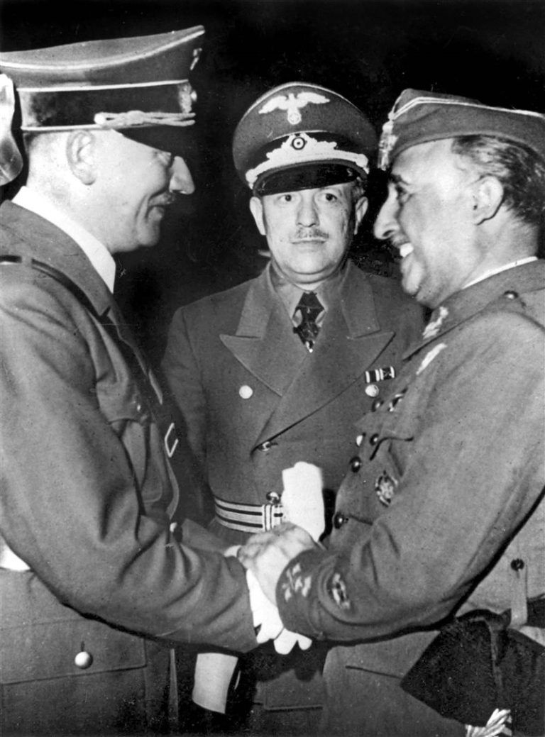 despedida-entre-franco-y-hitler-tras-su-entrevista-en-hendaya_7039be6e_800x1082