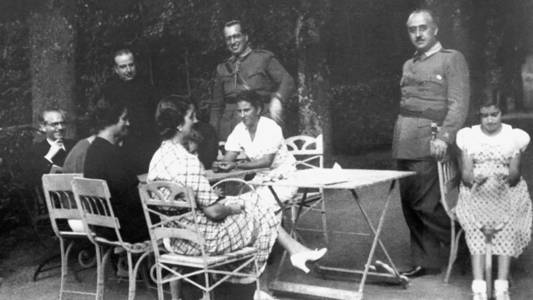 francisco-franco-junto-familia-residencia-familiar-pardo_98