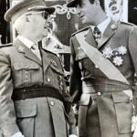 Franco junto a Juan Carlos I en una parada militar