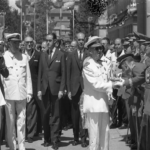 Momento de la visita de Franco a Zaragoza el 2 de julio de 1970. Fue su último viaje a Aragón. En la imagen pasa revista a las tropas en la plaza del Pilar acompañado de su esposa, Carmen Franco