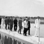 El alcalde de Zaragoza, García Belenguer, explica al general Franco el sistema de abastecimiento de agua para Zaragoza, en los depósitos de agua de Casablanca, durante su visita a la ciudad el 22 de junio de 1953