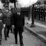 FRANCO JEFE Franco, acompañado por el capitán general de la V Región Militar, Francisco Franco Salgado, pasa revista a las fuerzas que le reciben a su llegada a la basílica del Pilar, durante su visita a Zaragoza el 21 de junio de 1953