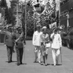 Momento de la visita de Franco a Zaragoza el 2 de julio de 1970. Fue su último viaje a Aragón. En la imagen pasa revista a las tropas en la plaza del Pilar acompañado de su esposa, Carmen Franco