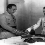 El general Francisco Franco en la Academia General Militar de Zaragoza probando el rancho.