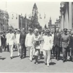 Momento de la visita de Franco a Zaragoza el 2 de julio de 1970. Fue su último viaje a Aragón. En la imagen pasa revista a las tropas en la plaza del Pilar acompañado de su esposa, Carmen Franco