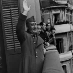 Franco saluda desde un balcón durante una visita a Zaragoza en los años 40