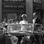 Momento de la visita de Franco a Zaragoza el 2 de julio de 1970. Fue su último viaje a Aragón. En la imagen, recorre en coche las calles de Zaragoza, acompañado del alcalde, Mariano Horno