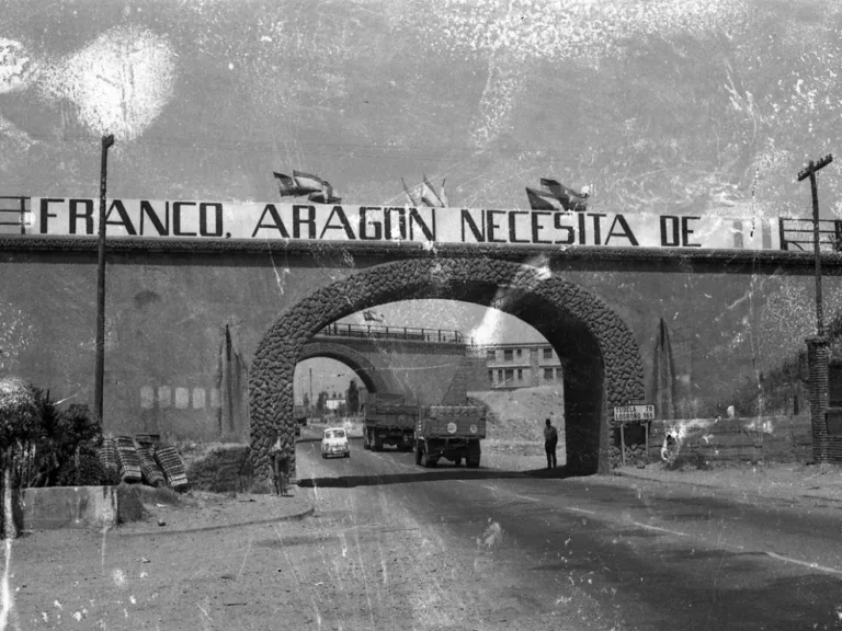 Una pancarta dedicada a Francisco Franco durante su visita a Zaragoza el 2 de julio de 1970
