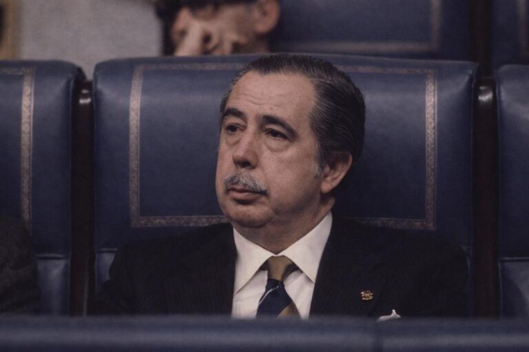 Fernando Herrero Tejedor sentado en su escaño en las Cortes Españolas durante una sesión plenaria, años setenta