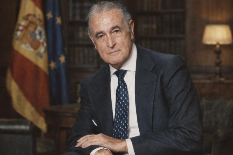 Retrato de José María López de Letona y Núñez del Pino, vestido con traje oscuro y corbata, posando sentado en un entorno institucional, imagen representativa de su etapa como alto cargo económico y empresarial en la España contemporánea.