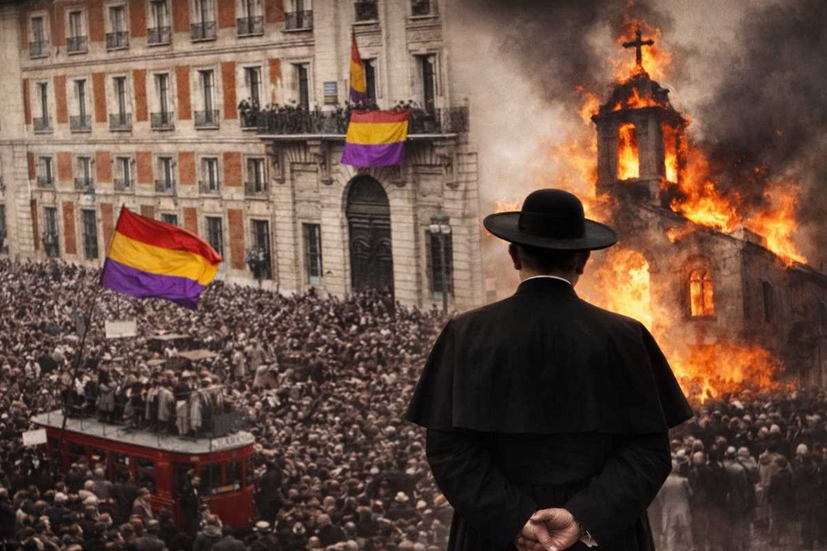 Multitud celebrando la proclamación de la Segunda República en Madrid, con banderas tricolores, mientras en primer plano un sacerdote observa de espaldas una iglesia en llamas, como alegoría del conflicto entre la Iglesia y el nuevo régimen republicano.