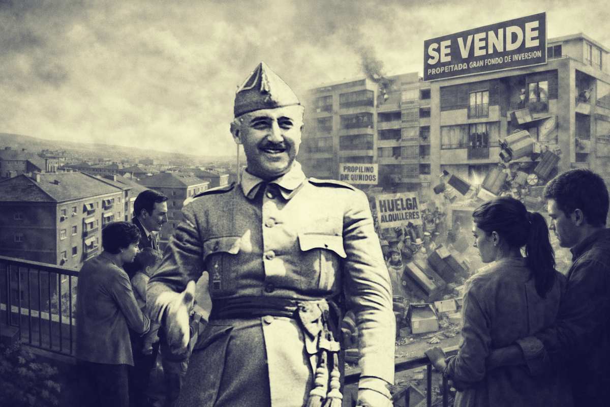 Imagen alegórica sobre la vivienda en España: a la izquierda, una familia observa desde un balcón un barrio de bloques residenciales ordenados; a la derecha, una pareja contempla una escena de protestas por el alquiler, desahucios y venta de edificios a fondos de inversión, simbolizando el paso de la propiedad a la precariedad habitacional.