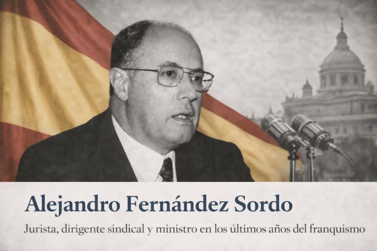 Alejandro Fernández Sordo en imagen alegórica horizontal, durante una intervención pública, con micrófonos y la bandera de España al fondo en el contexto del tardofranquismo.