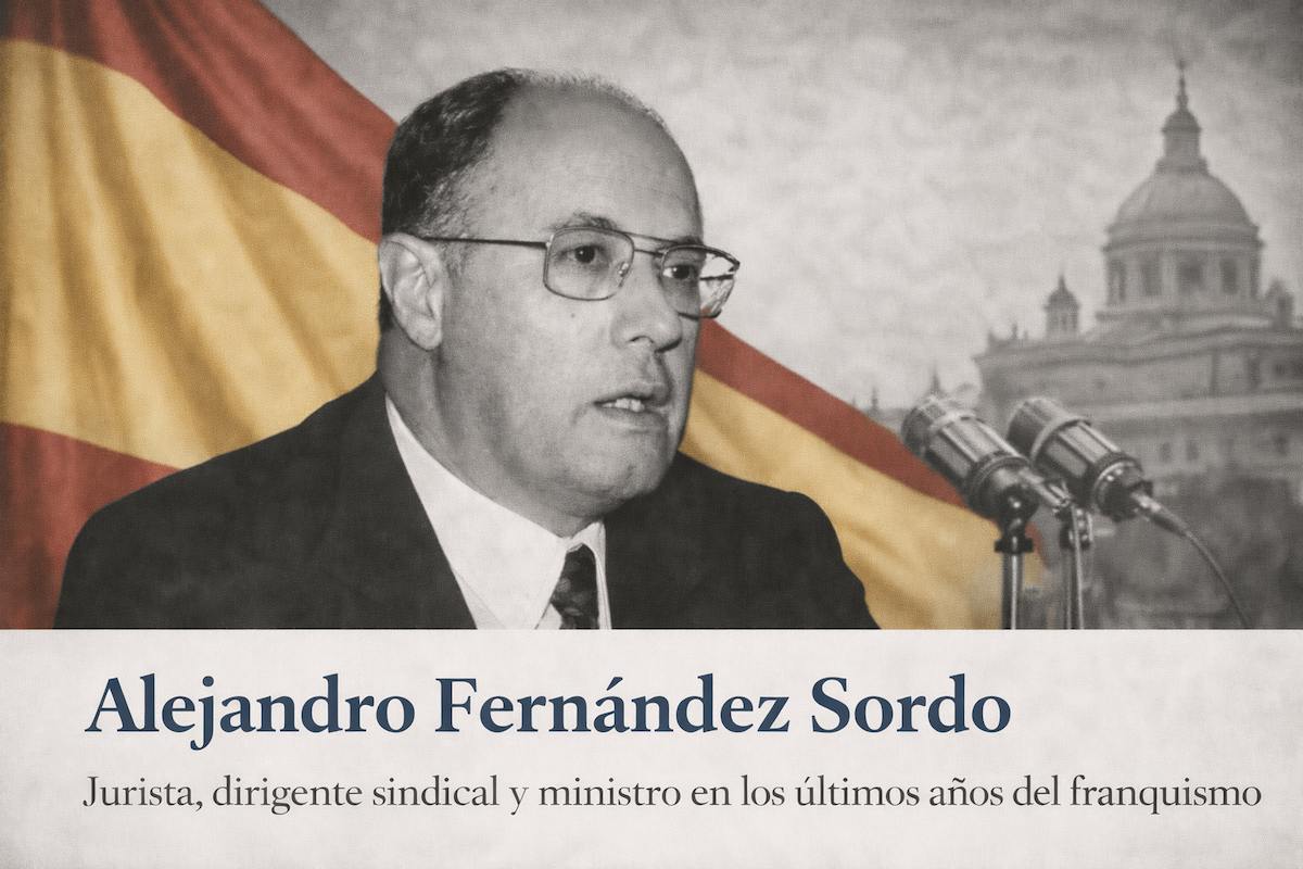 Alejandro Fernández Sordo en imagen alegórica horizontal, durante una intervención pública, con micrófonos y la bandera de España al fondo en el contexto del tardofranquismo.