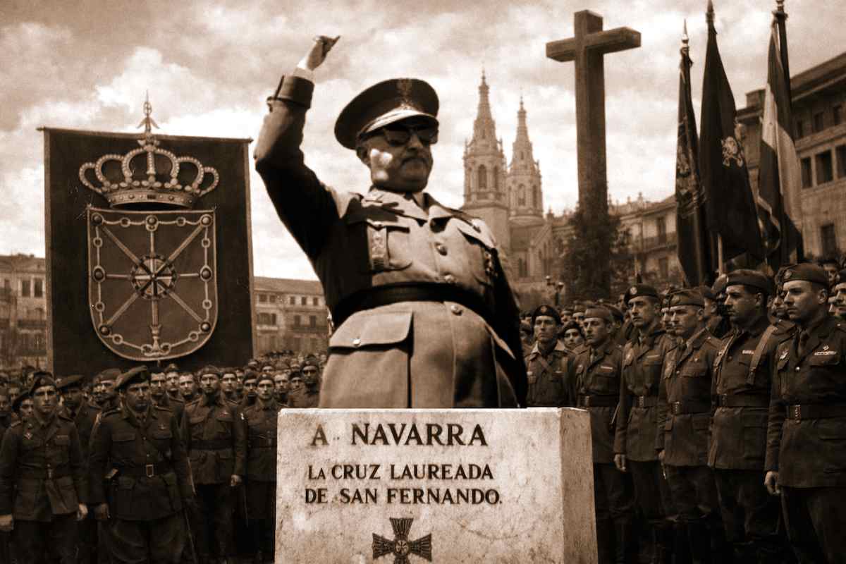 Imagen histórica coloreada de un acto militar en Pamplona durante la Guerra Civil española. Un atril con micrófonos y la inscripción “A Navarra, la Cruz Laureada de San Fernando” preside la escena, rodeado de soldados en formación. Al fondo se observan banderas, un gran crucifijo y las torres de una iglesia, con edificios de la ciudad alrededor.