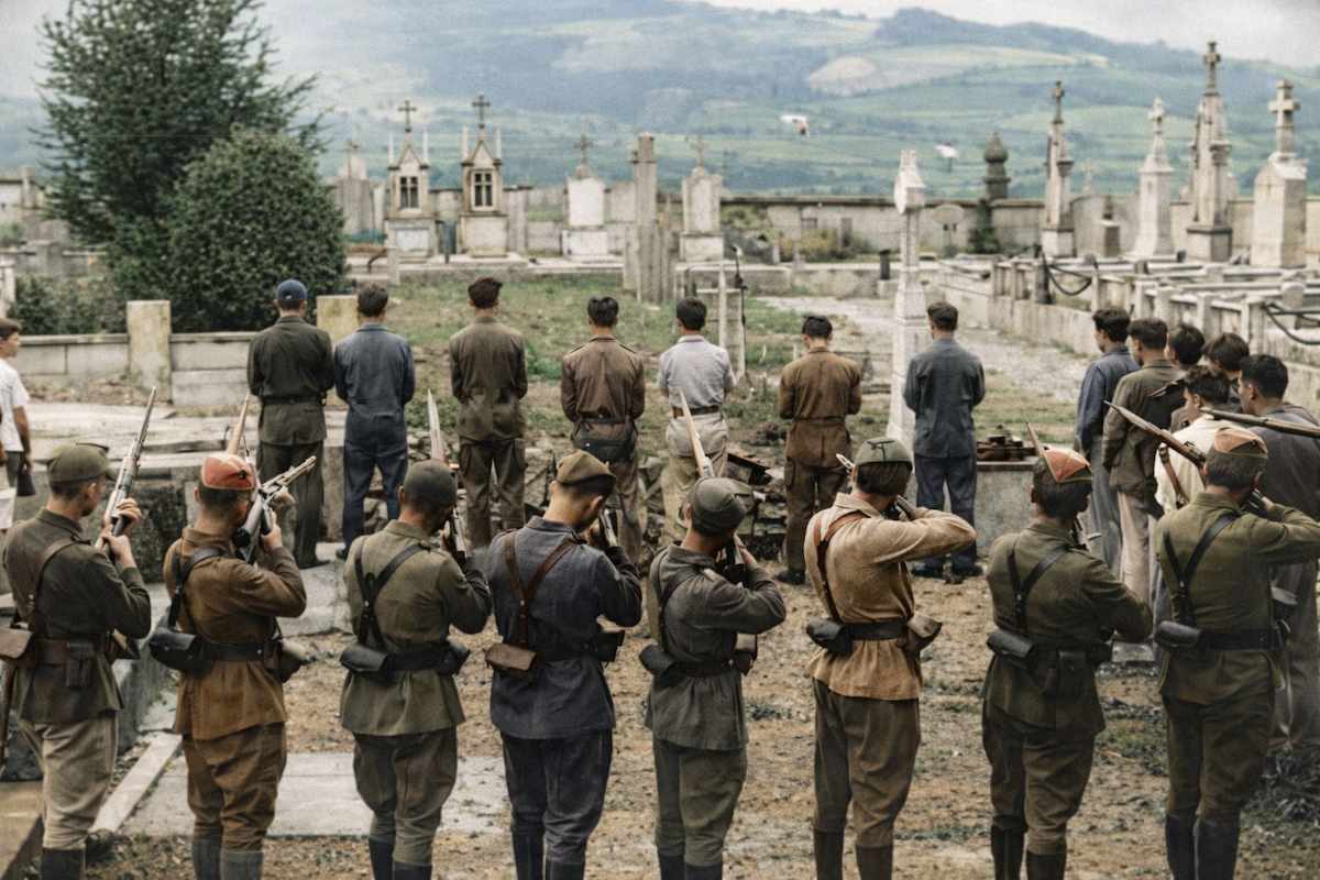Fotografía histórica coloreada de un fusilamiento durante la Guerra Civil española en un cementerio.