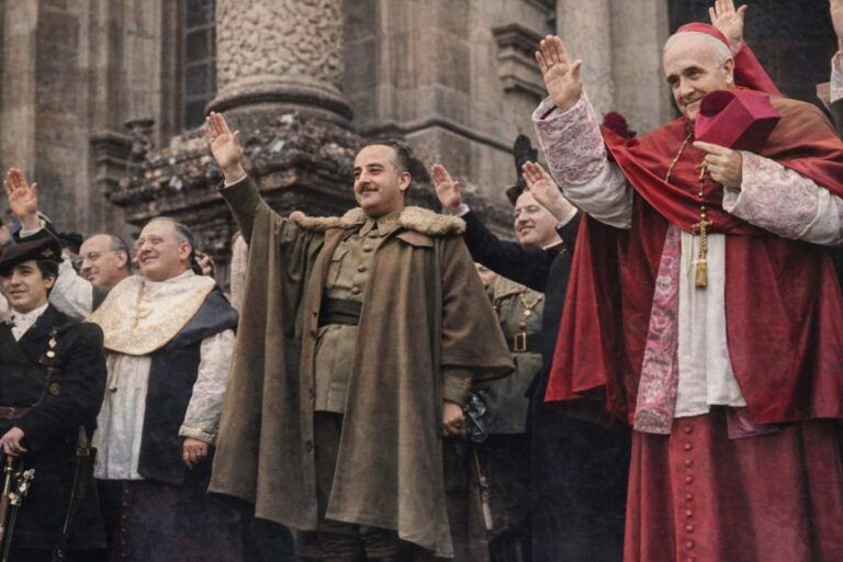 Fotografía histórica coloreada de un acto público durante la Guerra Civil española, con autoridades militares y eclesiásticas saludando desde la escalinata de una catedral.