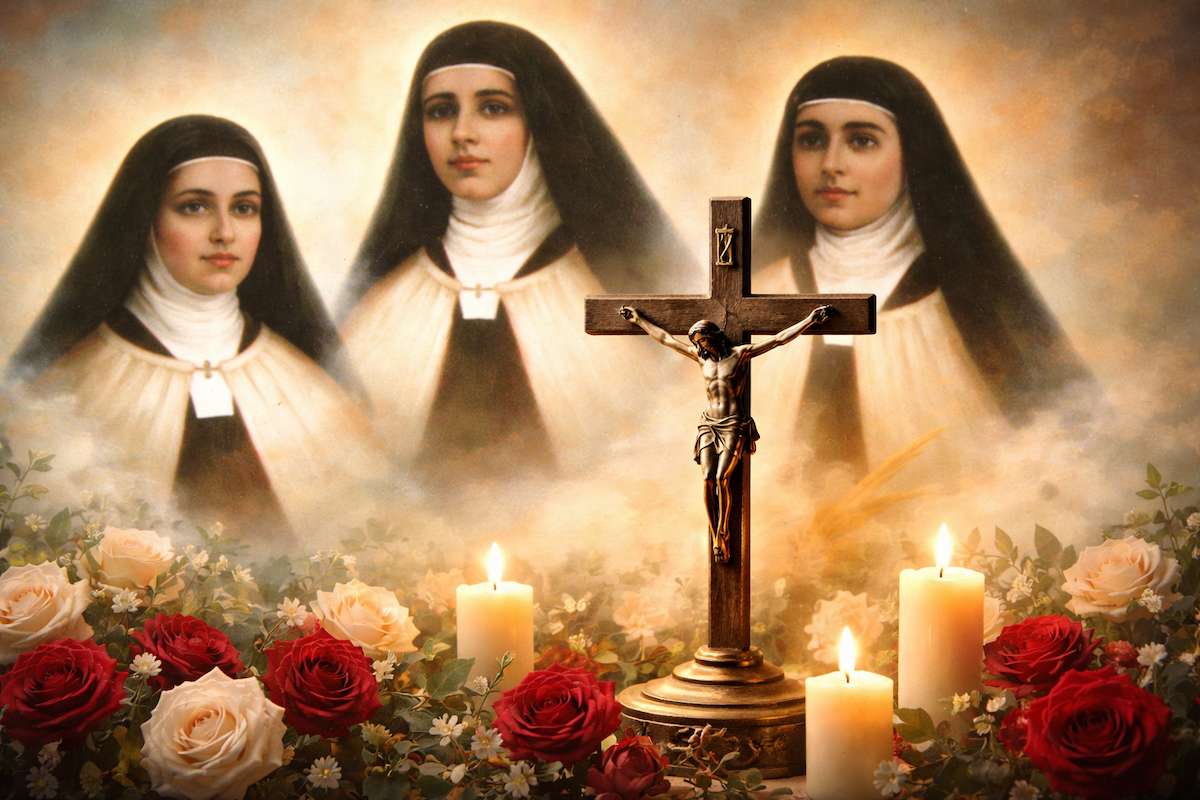 Imagen alegórica del martirio de las tres carmelitas descalzas de Guadalajara: sus retratos en segundo plano y un crucifijo con velas y flores en primer término, símbolo de fe y sacrificio.