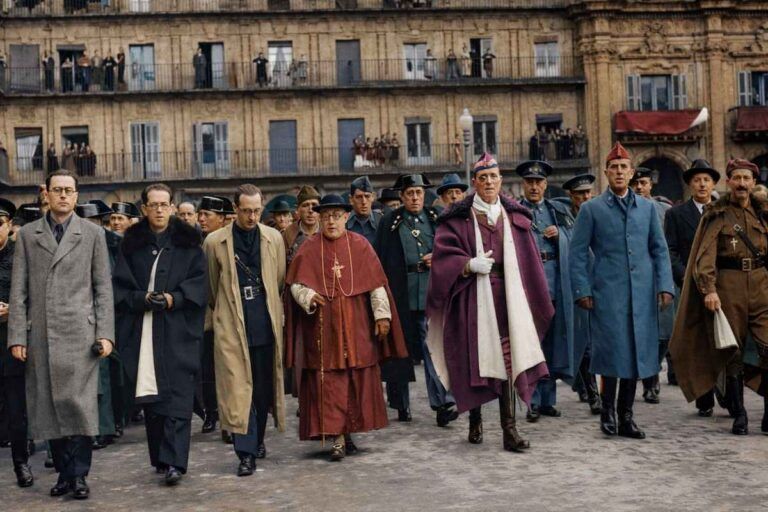 Clero católico y oficiales militares marchan por una plaza española en 1931, ante la mirada de vecinos desde los balcones.