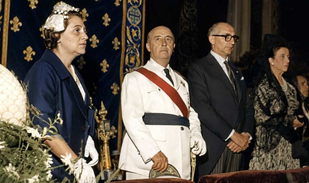 “Fotografía histórica coloreada de una recepción oficial en el Palacio de Oriente en 1960, con autoridades españolas y argentinas durante un acto protocolario.”
