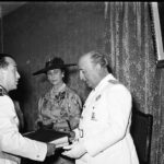 Franco en Vitoria. El gobernador civil, Luis Martín-Ballestero Costea, entrega a Francisco Franco “El álbum de Álava” en el salón de recepciones. Colección Schommer Koch: ATHA-SCH-PC-05534