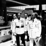 Visita de la Central Lechera, Francisco Franco flanqueado por Cayetano Ezquerra (a su izquierda) –presidente de la Cámara de Comercio– y Luis Ibarra Landete (a su derecha), alcalde de Vitoria entre 1957 y 1966. Colección Schommer Koch: ATHA-SCH-PC-09165