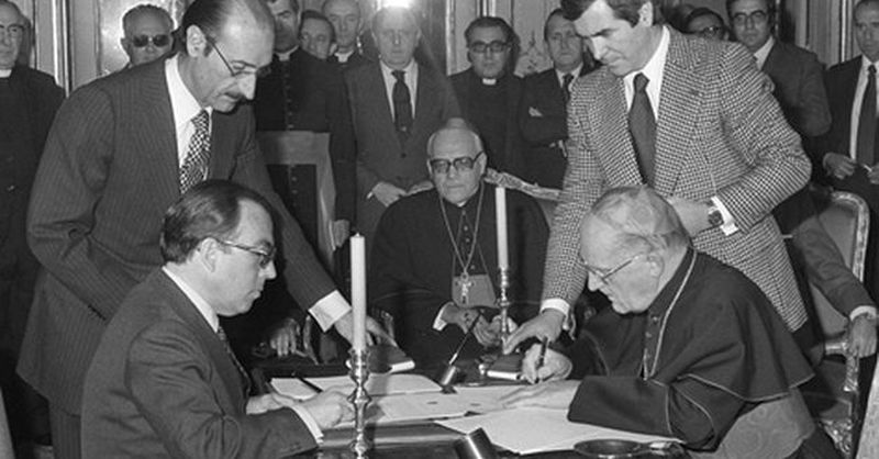 Firma del Concordato entre la Santa Sede y España en 1953, con representantes del régimen franquista y autoridades eclesiásticas reunidos en torno a la mesa durante la rúbrica del acuerdo.