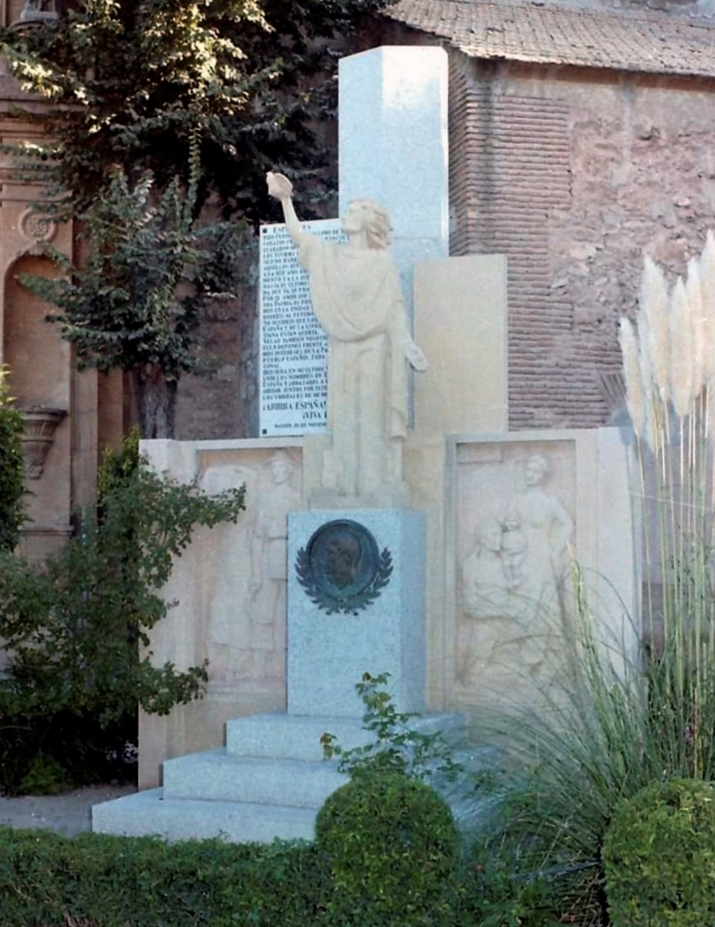 Monumento a Francisco Franco. Año 1976. Jardines de San Pedro, Daimiel. Hoy desaparecido