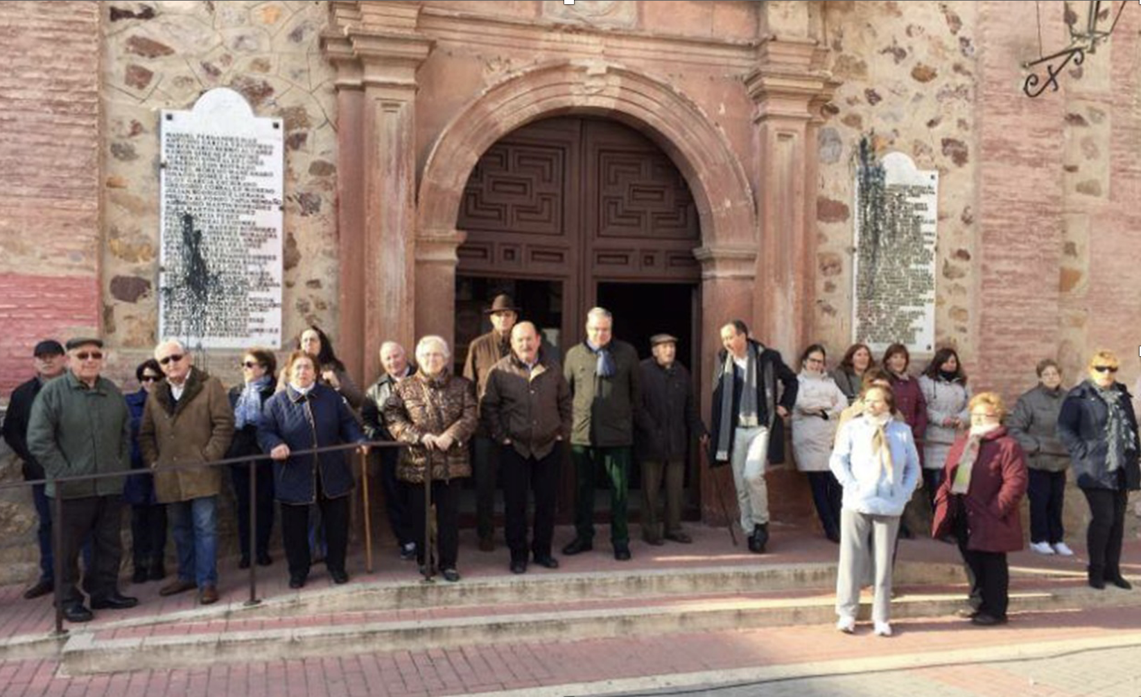 Portada de la iglesia-convento Nta. Sra. de la Merced en Herencia. Vecinos de Herencia y familiares de los 76 asesinados por el Frente Popular se opusieron a la retirada de las dos placas. 15 de marzo de 2016 (cadena SER)