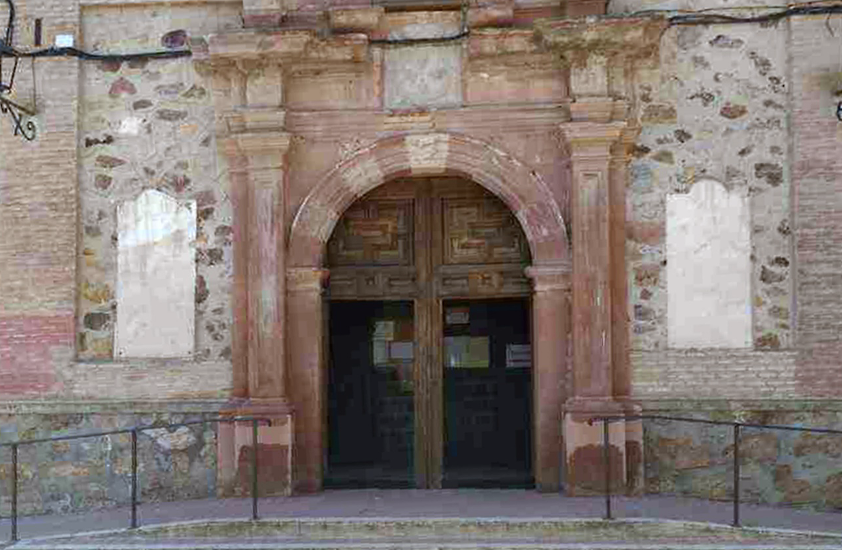 Estado actual de la portada de la iglesia-convento de Nta. Sra. De la Merced en Herencia, una vez retirados los nombres de los 76 asesinados por el Frente Popular