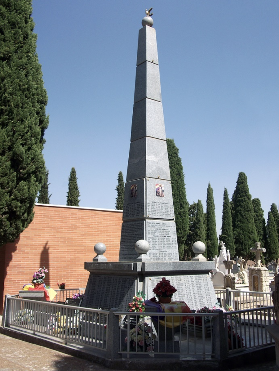 Obelisco a los Caídos por la Libertad. Cementerio de Valdepeñas en2008