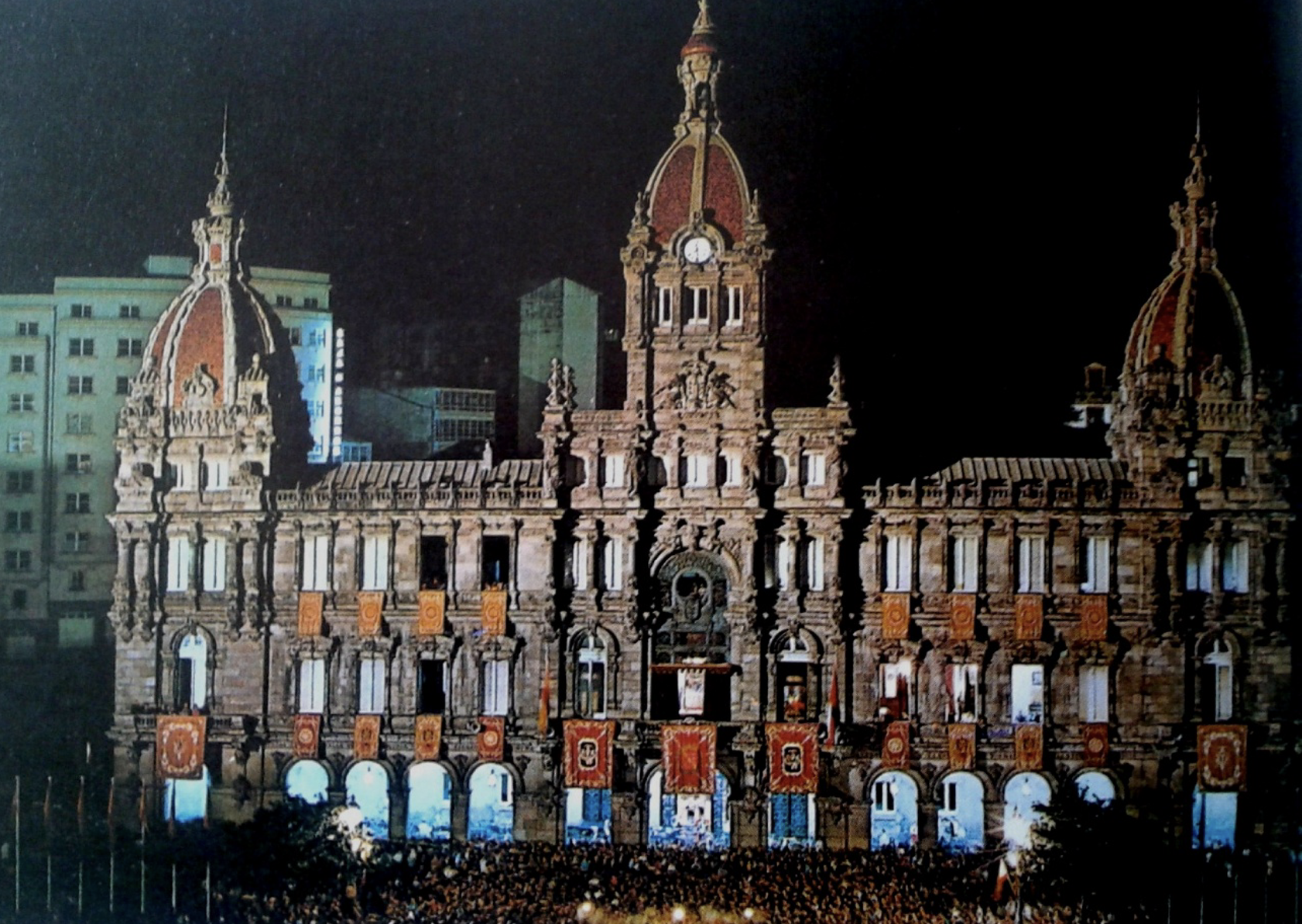 Una espectacular panorámica del Palacio Municipal de la Coruña, engalanado y magníficamente iluminado, en una de aquellas noches veraniegas en que se celebró en sus salones la cena de gala en honor del Jefe de Estado y su esposa, y que abarcaron el periodo de 1946 a1975.