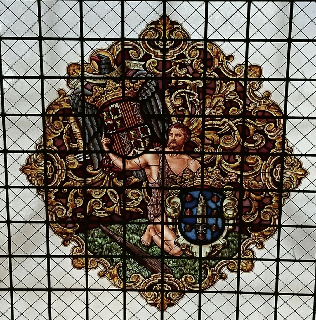 Espectacular y artística vidriera que techaba la escalera de honor del palacio Municipal de la Coruña. La maldad, el odio y la sinrazón marxista se la han llevado por delante.