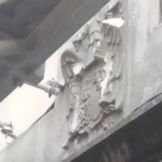 Escudo de España, de la calle Michelena, en el centro de la ciudad. Atacado a martillazos aprovechando el andamiaje de una obra cercana.