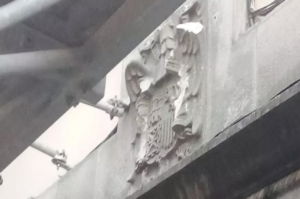 Escudo de España, de la calle Michelena, en el centro de la ciudad. Atacado a martillazos aprovechando el andamiaje de una obra cercana.
