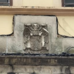 Escudo de España, de la calle Michelena, en el centro de la ciudad. Atacado a martillazos aprovechando el andamiaje de una obra cercana.