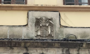 Escudo de España, de la calle Michelena, en el centro de la ciudad. Atacado a martillazos aprovechando el andamiaje de una obra cercana.