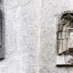 Escudo de España, de la calle Michelena, en el centro de la ciudad. Atacado a martillazos aprovechando el andamiaje de una obra cercana.