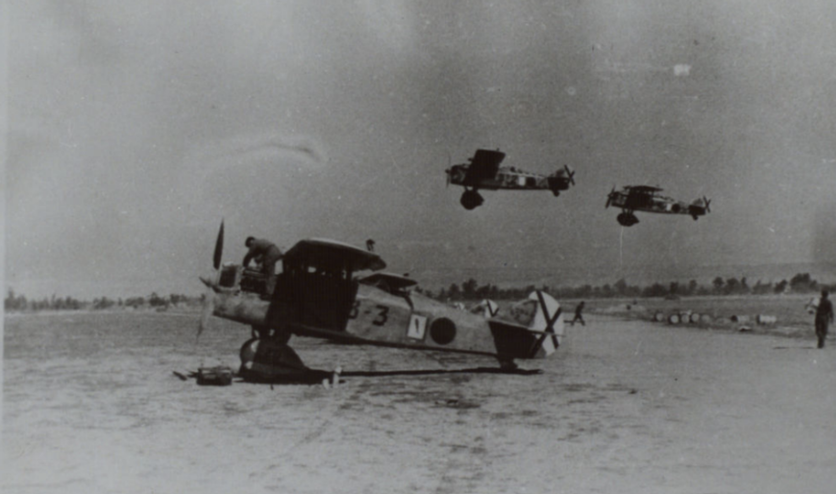 Aeródromo nacional durante la Guerra Civil. Se aprecian tres Fiat CR32 / Biblioteca Digital Hispánica