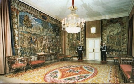 El denominado “Hall de Embajadores”, que ya no existe, con sendos maniquíes ataviados con el uniforme de la “Guardia interior” del Palacio de El Pardo en tiempos de Franco. Foto: Patrimonio Nacional.