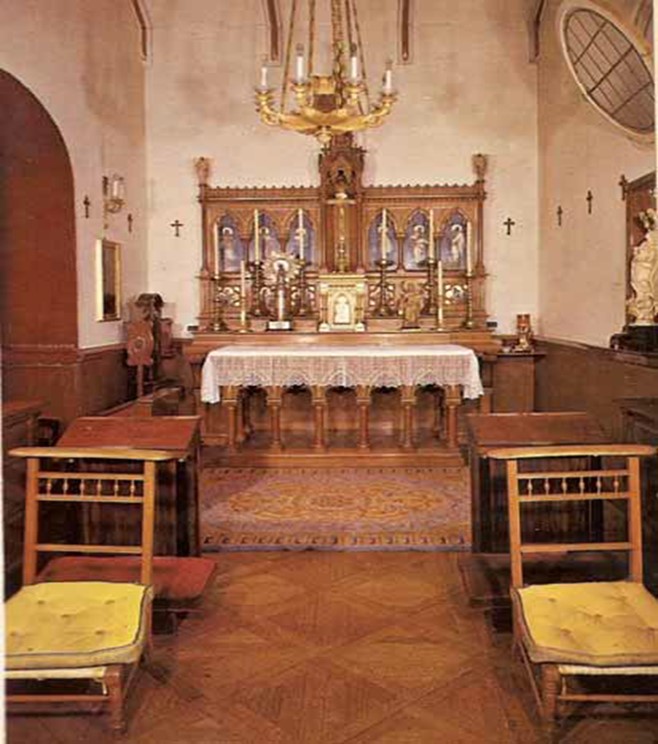 Oratorio privado de Franco en el que aparece el confesionario portátil y los reclinatorios de SS.EE e hija. Los reclinatorios han sido retirados, el confesionario portátil no. Foto: Patrimonio Nacional.
