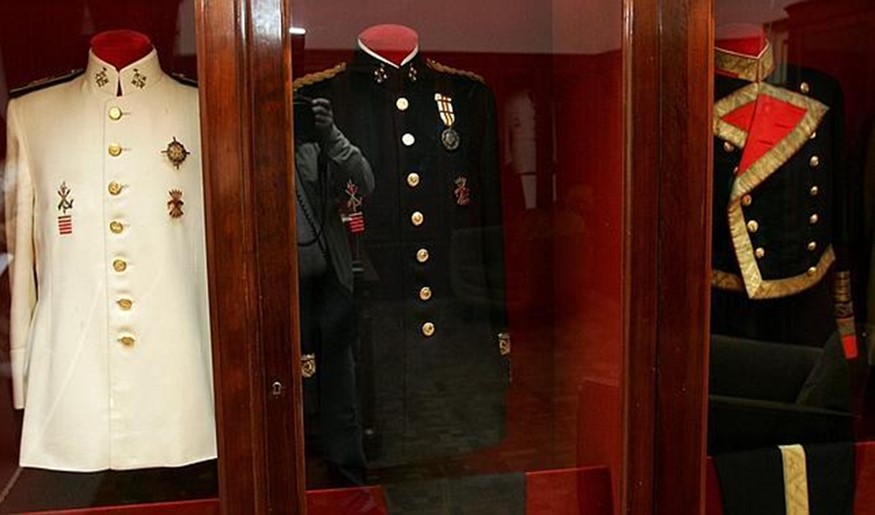 En el llamado “cuarto de armarios”, los visitantes podían admirar hasta 13 uniformes diferentes (el de capitán general de gala, el de jefe nacional del Movimiento, el de Almirante General, etc.) que fueron utilizados por el Caudillo. Foto: Patrimonio Nacional.