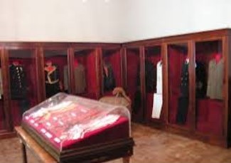En primer plano, delante de los armarios con sus uniformes, la vitrina donde se exponían al público las condecoraciones del Generalísimo. Foto: Patrimonio Nacional.