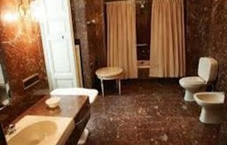 Cuarto de baño utilizado por S.E. en el Palacio de El Pardo, reformado en 1972. Foto: Patrimonio Nacional.