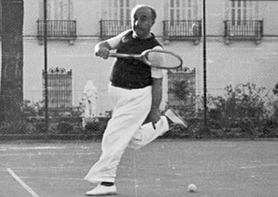 Franco jugando al tenis en la pista que ordenó construir en la zona trasera del Palacio de El Pardo, pista que está siendo desmontada en junio de 2024. Foto: Interviú.