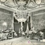 Despacho oficial del Caudillo (en el rincón izquierdo, guiones y banderines cargados de historia) con su mesa repleta de documentos. Otro aspecto de dicho despacho, donde puede verse (en el rincón derecho) la puerta de entrada a su despacho privado. Fotos: Patrimonio Nacional.