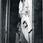 Izquierda: primer plano de las “banderas con historia” situadas en el rincón de la parte izquierda de su mesa de despacho. Derecha: estandarte de Franco en su despacho oficial, colocado a la salida de las audiencias, que veían los primeros visitantes al museo. Fotos: Patrimonio Nacional. 